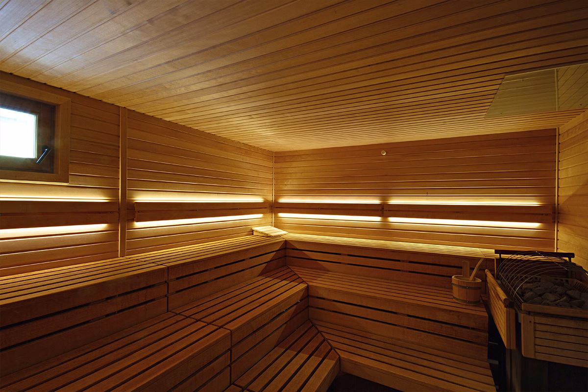 Innenansicht der Sauna im Wellnessbereich aus Holz